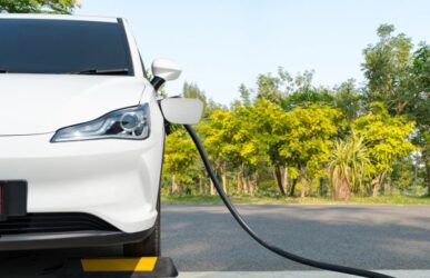 Carros elétricos, híbridos e movidos a etanol representando mobilidade verde.