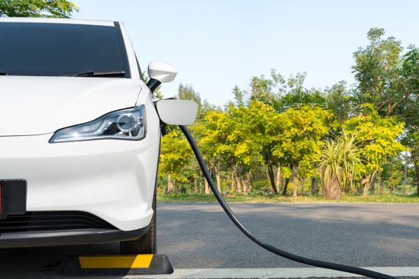 Carros elétricos, híbridos e movidos a etanol representando mobilidade verde.
